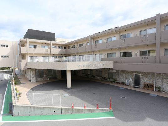 清潔感のある施設エントランス