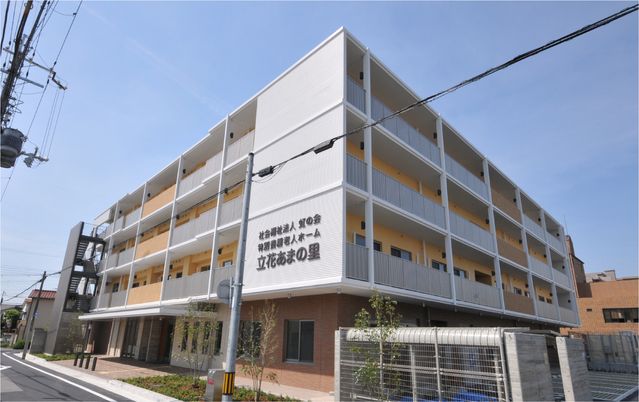 三階建ての建物外観