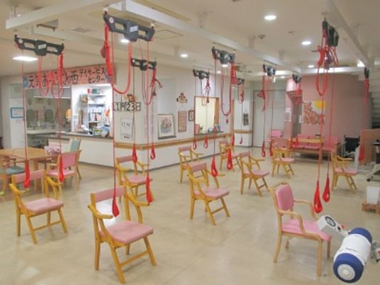 赤い吊具のある訓練室
