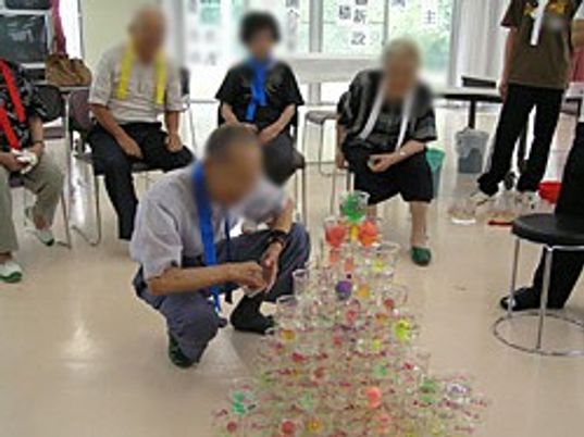 積み重ねられたカップ