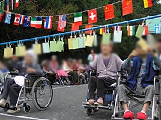 各国の旗が並ぶ風景