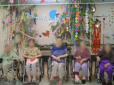 明るい広間の様子