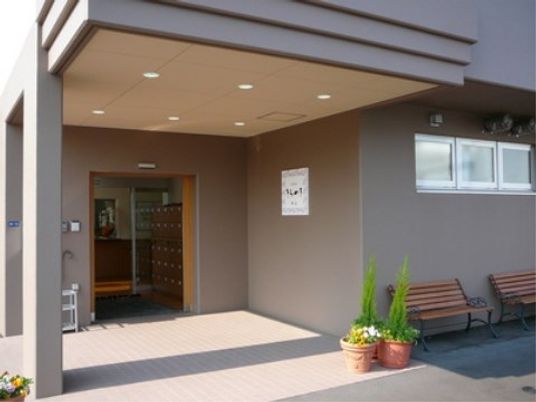 快適な施設のエントランス