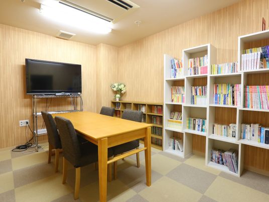 木目調の落ち着いた多目的室
