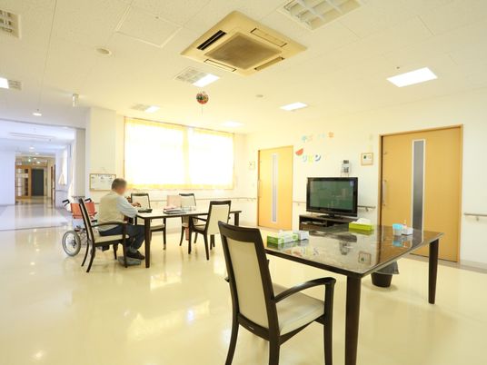 共有スペースの明るい居室
