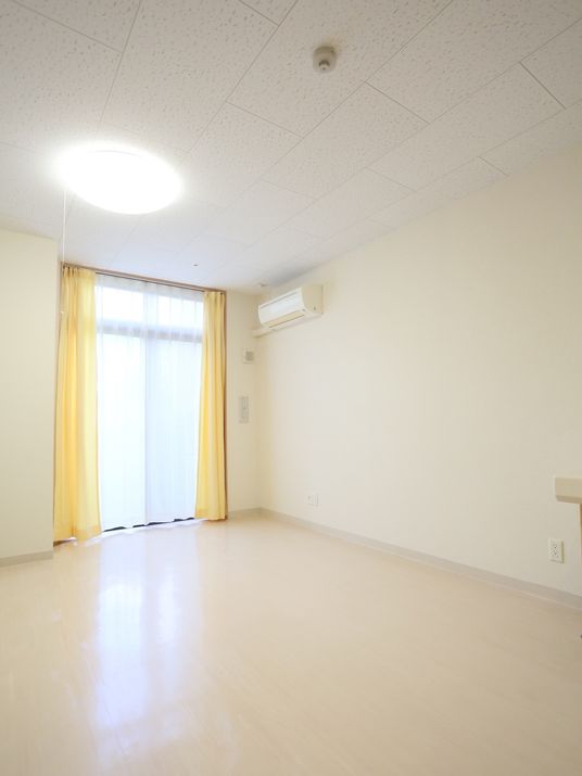 明るい居室の一角