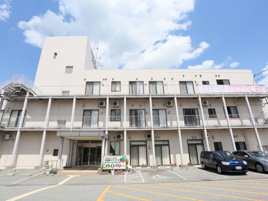 明るい日差しの外観