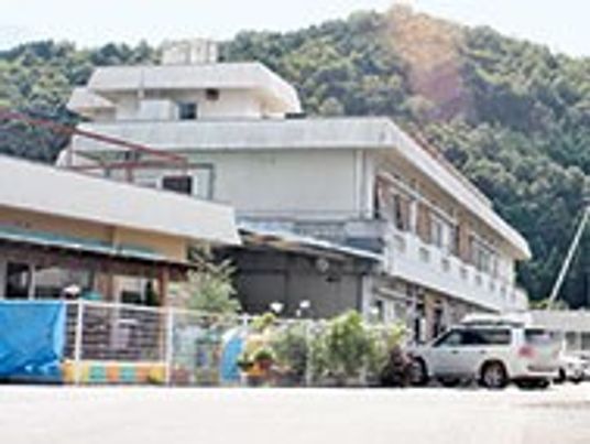 山に囲まれた外観