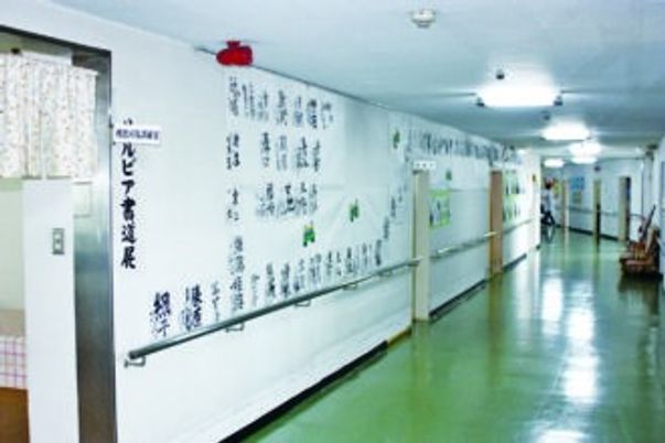 掲示物のある廊下