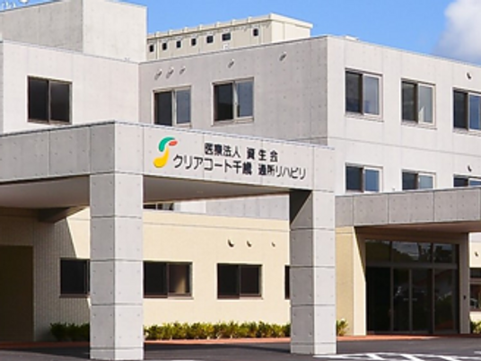 施設の玄関