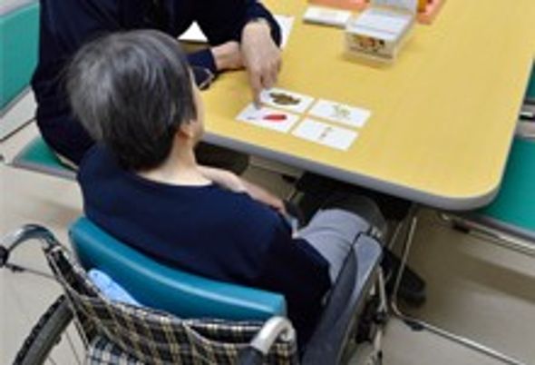 カードゲームを楽しむラウンジ