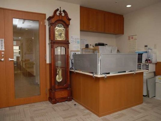 受付の時計とカウンター
