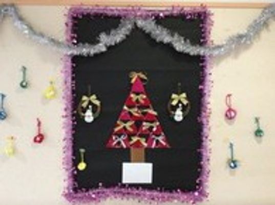 クリスマスの装飾が施されている掲示物