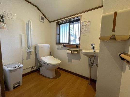 木製床のあるトイレ  