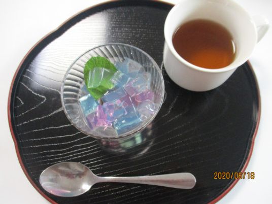 お茶と和菓子、テーブル  
