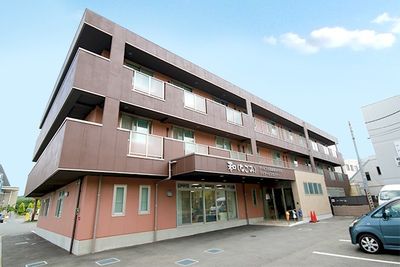 三階建ての建物外観