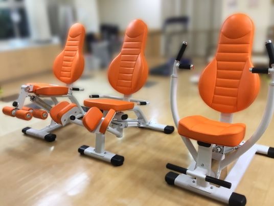 運動器具が並ぶ部屋