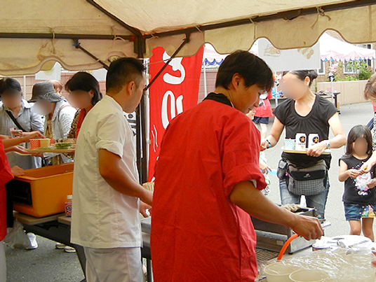 屋外での料理風景