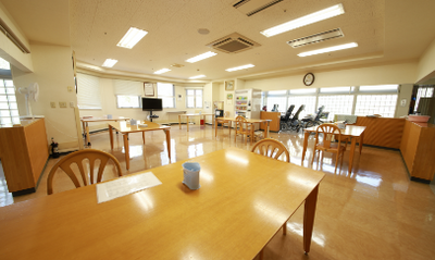 広々とした明るい部屋