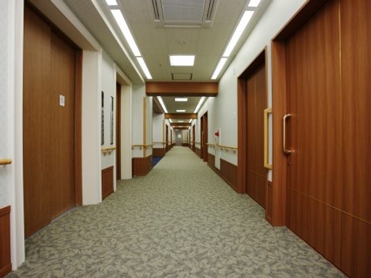広く清潔な施設の廊下