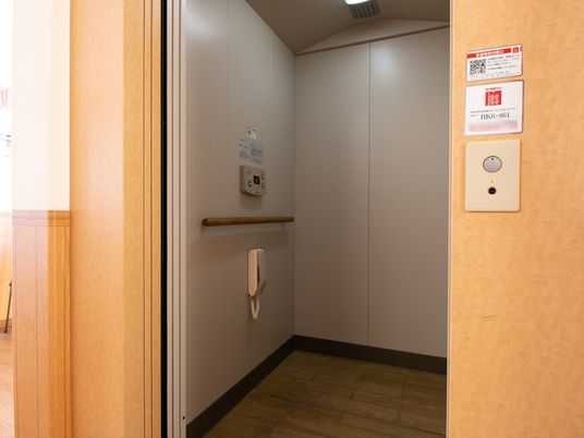 明るい廊下のエレベーター