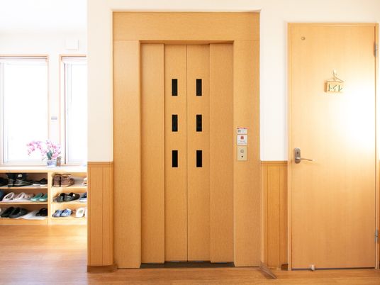 エレベーターと扉の廊下