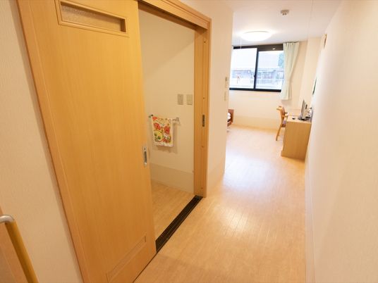 居室の入口と内部
