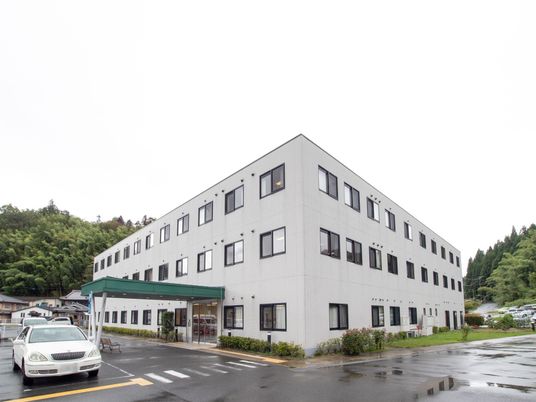 白い建物のエントランス