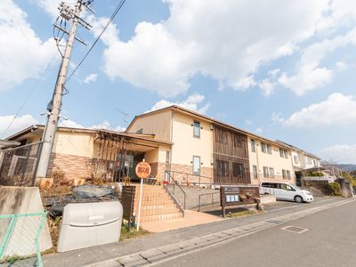 明るい外観の建物