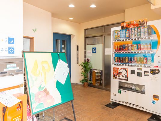 エントランスの自販機と掲示板