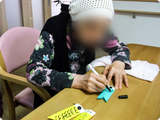 作業する女性の居室