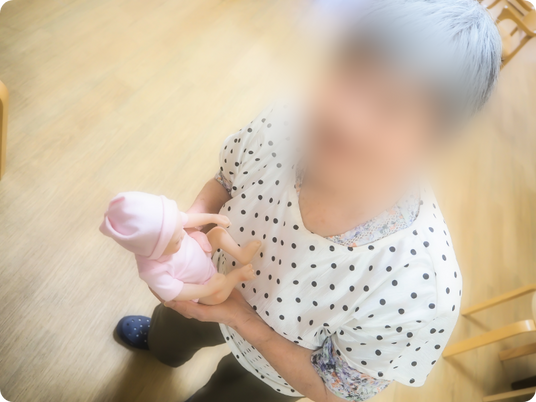 人形を持つ女性の姿