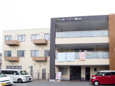 明るい外観の建物