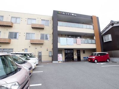 建物前面駐車場付き