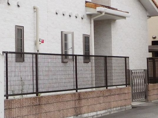 白壁の建物とフェンス
