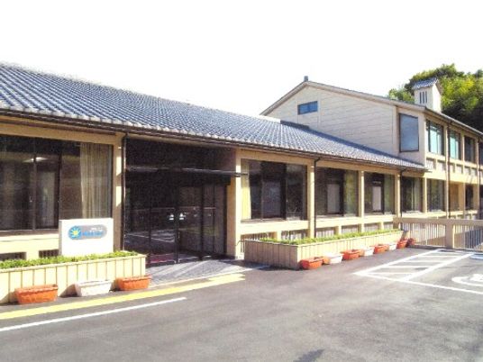 明るい日差しの中庭