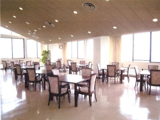 明るい広々した食堂空間