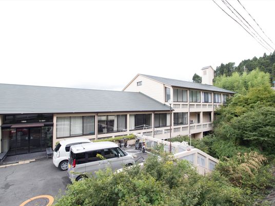 施設の広々とした外観