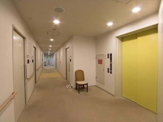 廊下の手すりと椅子