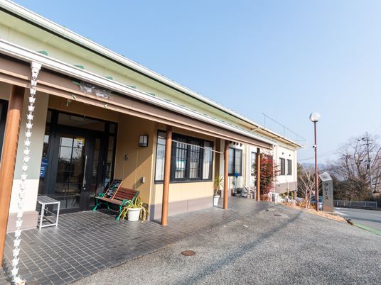 広いエントランス前