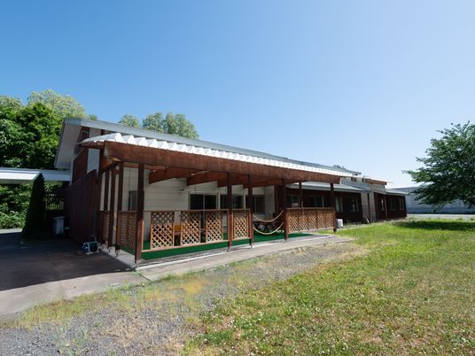 緑に囲まれた一階建て外観