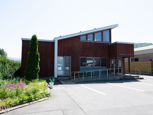 木目調の建物の外観