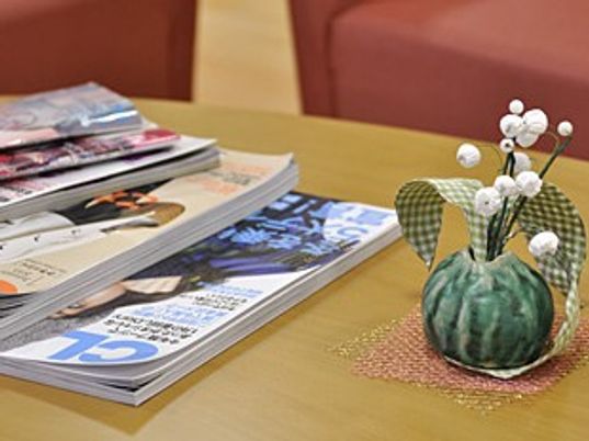 雑誌の置かれたテーブル