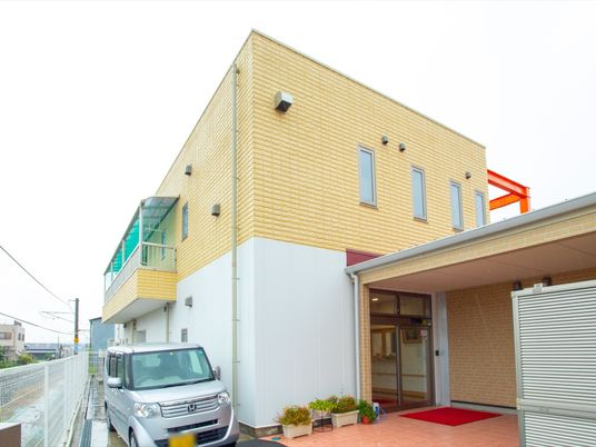黄色い外壁の建物エントランス