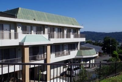 周囲に緑がある建物外観