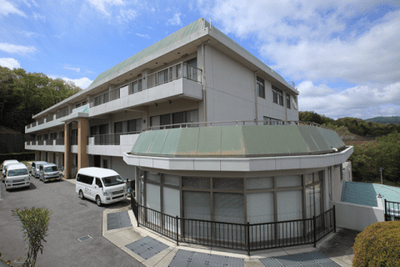 白い建物の外観