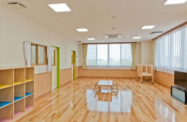 明るい木目調の部屋