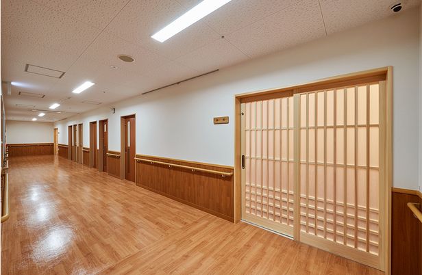 自然素材の廊下