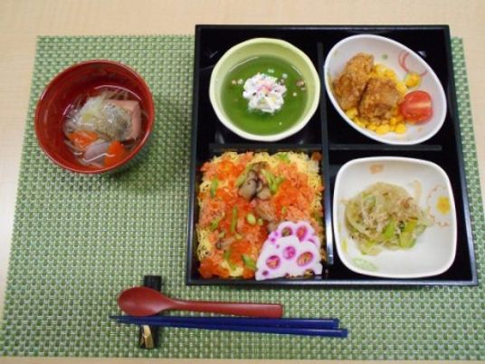 和風の彩り豊かな食事