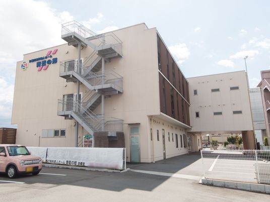 明るい日差しが差し込む外観